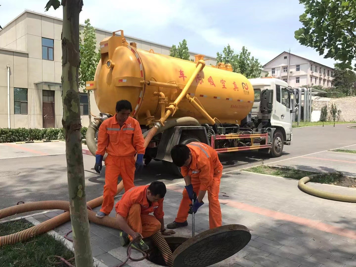 铁山管道疏通车停在窨井附近