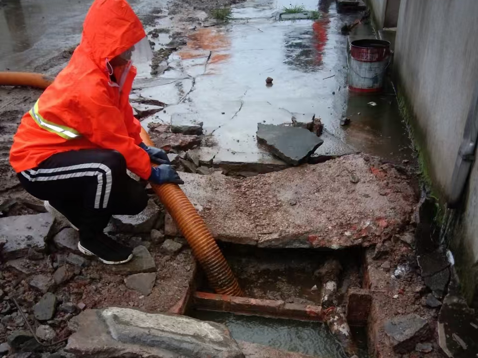 铁山专业清理污水池 炜誉市政以规范流程守护城市 “肠道”