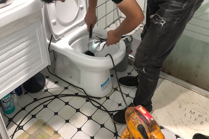 铁山马桶堵塞自己疏通还是找师傅?专业上门服务让你省时更省心